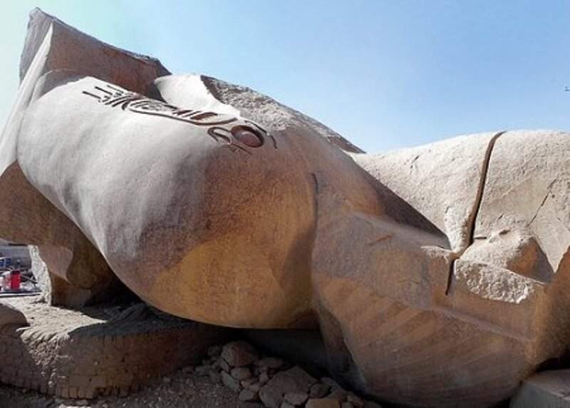 3. Обломки гигантской статуи во дворе поминального храма Рамсеса II