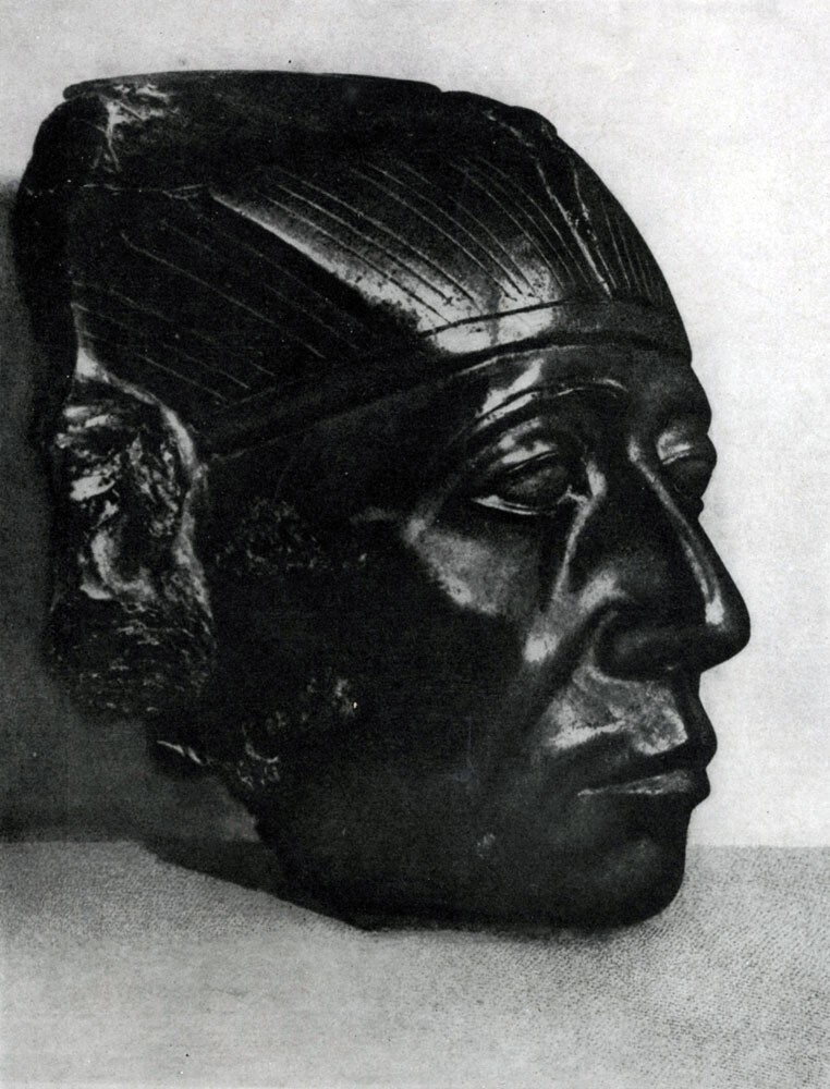 4. Статуя фараона из цельного куска черного диорита