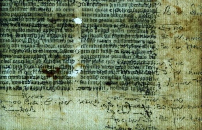 Скрытый текст в старейшей Библии в Англии