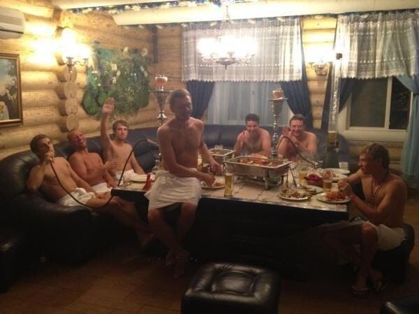 Игроки "Спартака" празднуют победу в бане