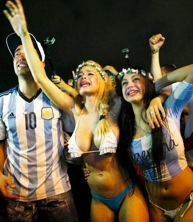 А это аргентинки - наверное самые ярые и эмоциональные болельщицы! 