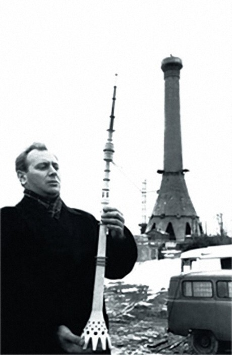 Главный конструктор Останкинской телебашни в Москве Николай Никитин с ее макетом на ее строительстве, 1960–е годы, СССР