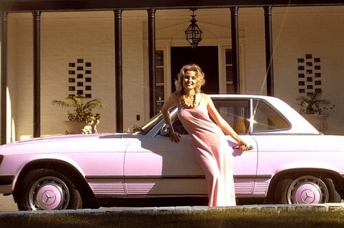 Синтия Вуд — девушка Playboy '74, позирует на фоне своего Mercedes–Benz 450 SL US–spec (R107), 1974 год, США