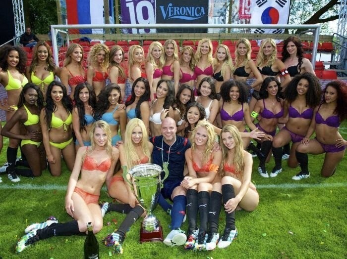 А это фотографии с альтернативного Чемпионат мира по футболу среди женщин, который проходил в Голландии