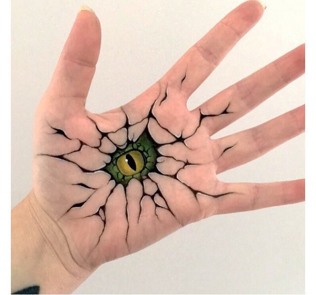Художница создает невероятные иллюзии с помощью собственной левой руки