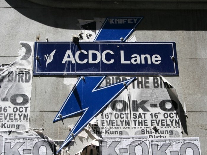 В Мельбурне есть улица, которая носит название AC/DC лейн.