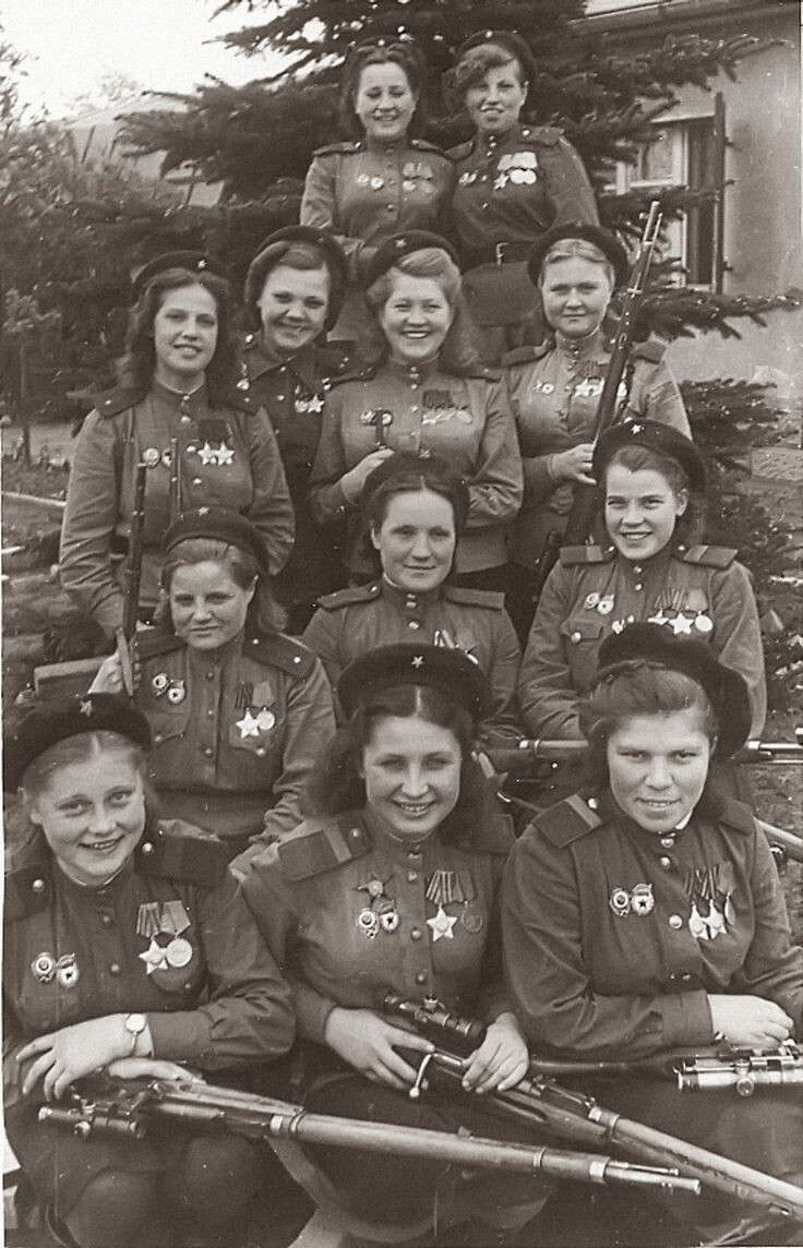 Девушки-снайперы 3-й ударной армии, 1-й Белорусский фронт. Германия, 1945 год  