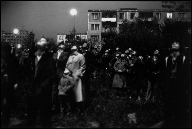 Люди смотрят на фейерверк в небе Москвы, 1983 год  