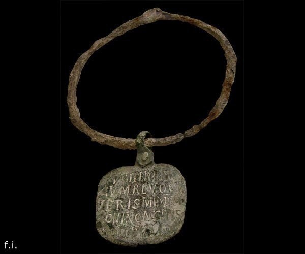 Ошейник раба. Надпись «Я – беглый раб. Схватите меня и верните моему господину – Зонинусу. За это вы получите солид (золотая монета – 4,55 г)», IV век век н.э.  