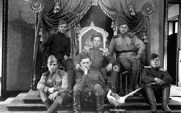 Наши солдаты на троне последнего китайского императора, 1945 год  