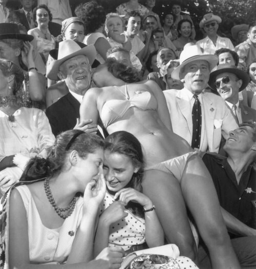 Неизвестная мешает Пикассо и Кокто наслаждаться боем быков, Франция, 1956 год.  