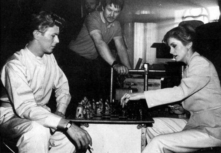 Дэвид Боуи играет в шахматы с Катрин Денёв на съёмках фильма Голод, 1983 год.  