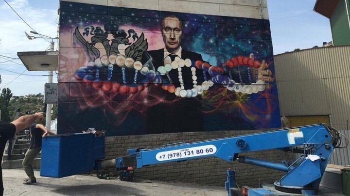 Ещё на одном граффити Владимир Путин изображён держащим в руках цепочку ДНК, раскрашенную в цвета российского триколора.   