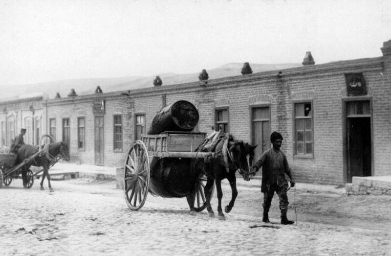Перевозка керосина. Баку, конец XIX века.
