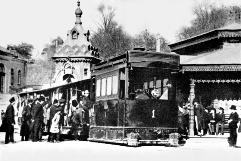 Паровой трамвай на Царской площади.