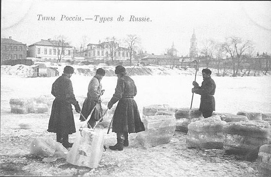 Колка льда на реке Пресне в Москве. Пресня — левый приток реки Москвы. С 1908 г. протекает в подземных коллекторах. Лед использовался для создания низких температур в погребах на протяжении всего лета.