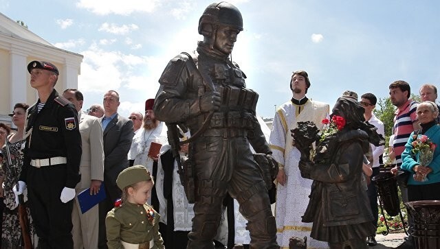 В Симферополе уже третий день сохраняется очередь возле памятника "Вежливым людям"