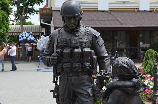 В Симферополе уже третий день сохраняется очередь возле памятника "Вежливым людям"