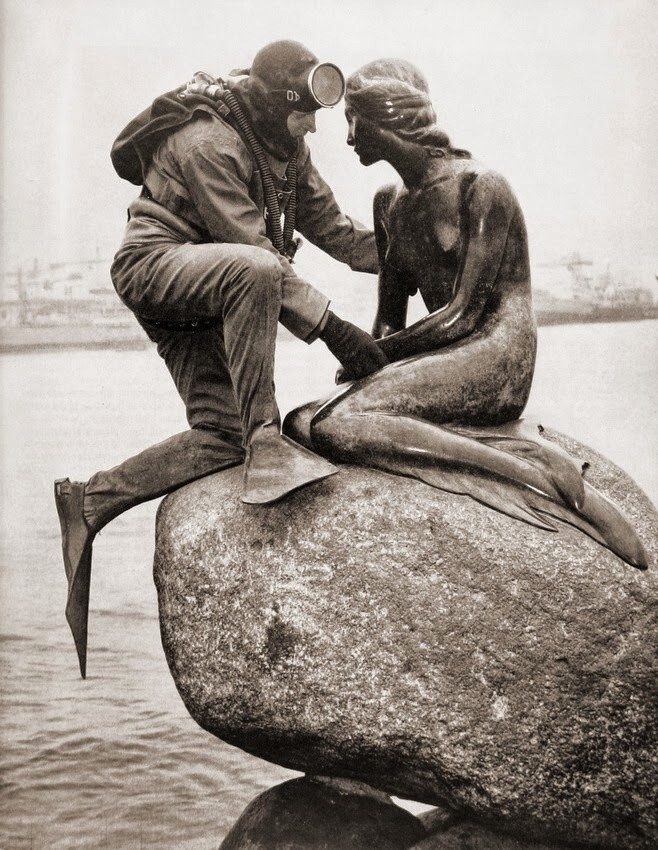  Дайвер посещает статую русалочки в Копенгагене.
