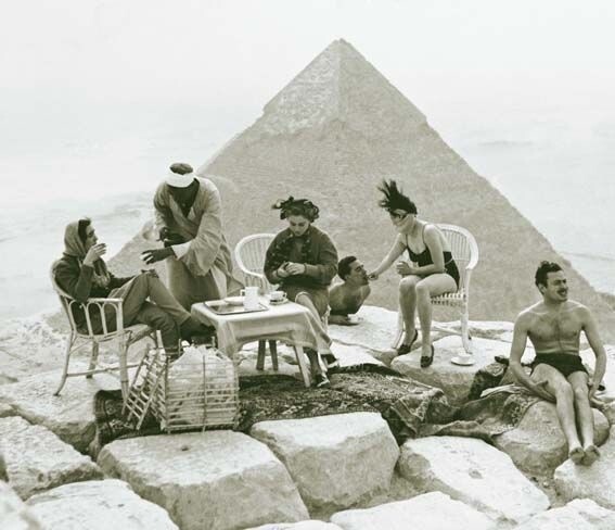 Туристы отдыхают возле египетских пирамид в 1938 году.