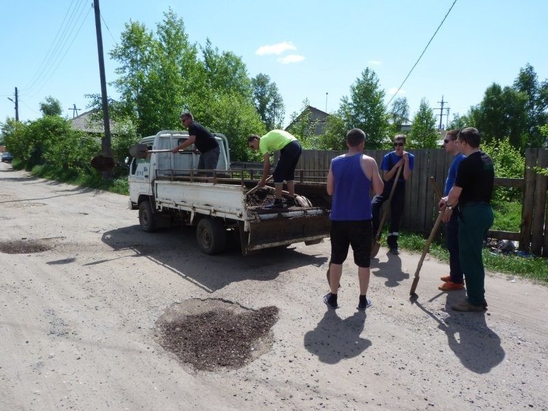 Жители Киренска самостоятельно заделывают ямы на дорогах 