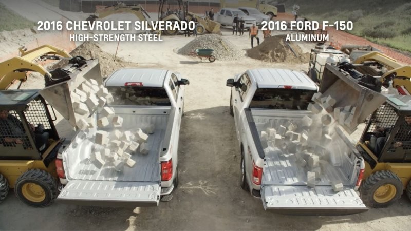 Chevrolet проверил прочность багажников пикапов Silverado и Ford F-150