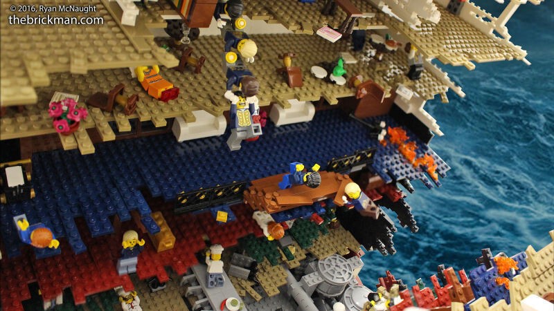 Огромный Титаник из Лего