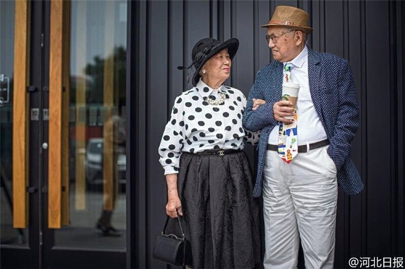 Пожилая пара из Китая отметила годовщину свадьбы фотосессией и прославилась на всю страну