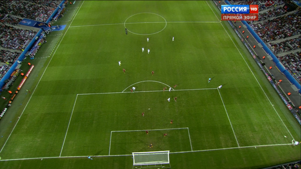 Вся сборная России против 4-х игроков Словакии, которые находятся в штрафной. Но у Гамшика справа огромная свободная зона. Великолепная подготовка к стандарту.