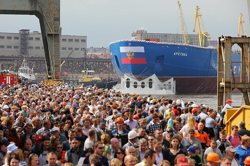 Самый мощный в мире ледокол спустили на воду в Петербурге