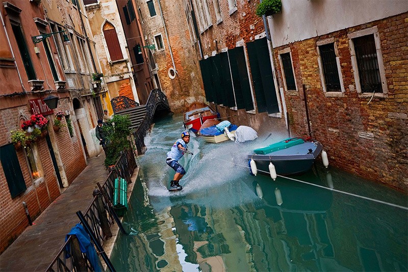 Покататься на вейкборде по каналам Венеции