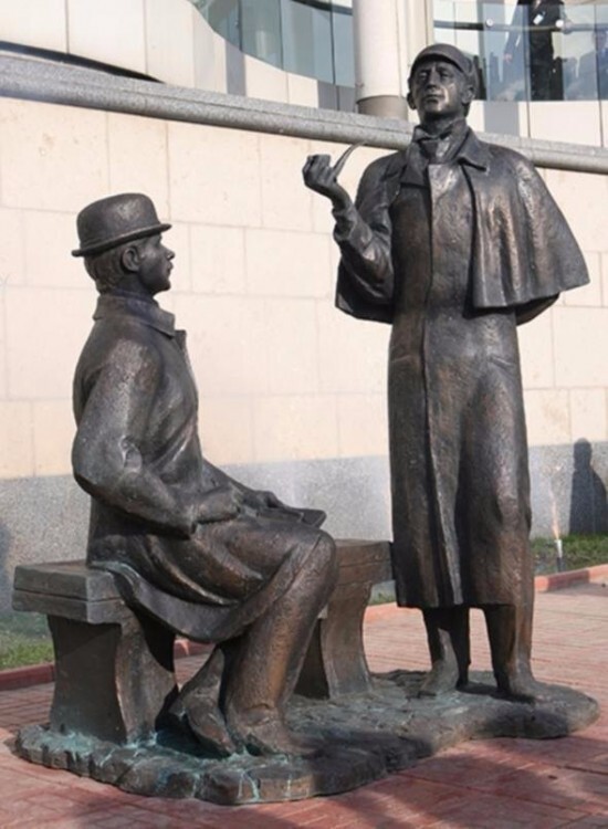 Памятник персонажам Шерлок Холмс и доктор Ватсон