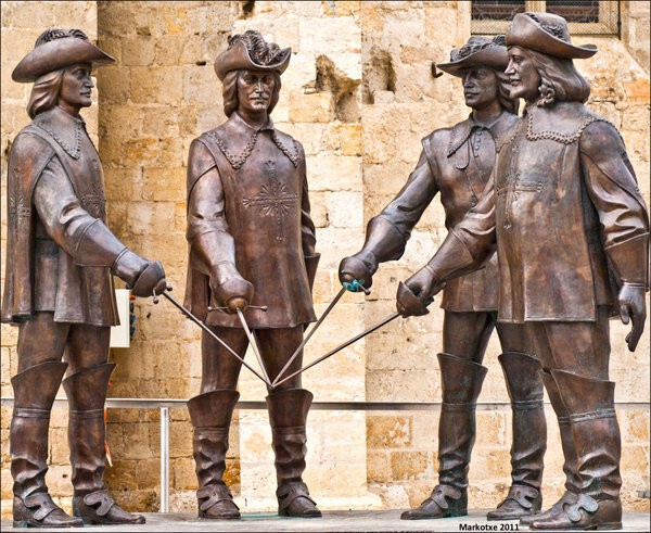 Во Франции, в городе Кондом   стоит памятник мушкетерам.