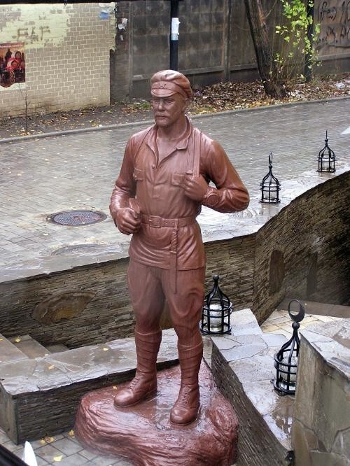 Этот памятник товарищу Сухову установлен в Донецке
