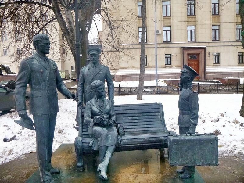 А это памятник эпохальному или, как сейчас модно говорить, культовому советскому кинофильму «Офицеры».