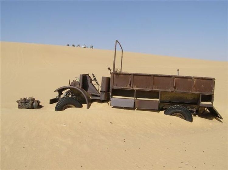 Британский автомобиль времен Второй мировой войны в пустыне