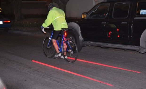 Лазеры на велосипед, проецирующие две полосы на дороге рядом с велосипедом
