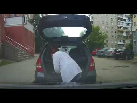 Мужчина пытался проломить пенсионерке голову в Екатеринбурге  