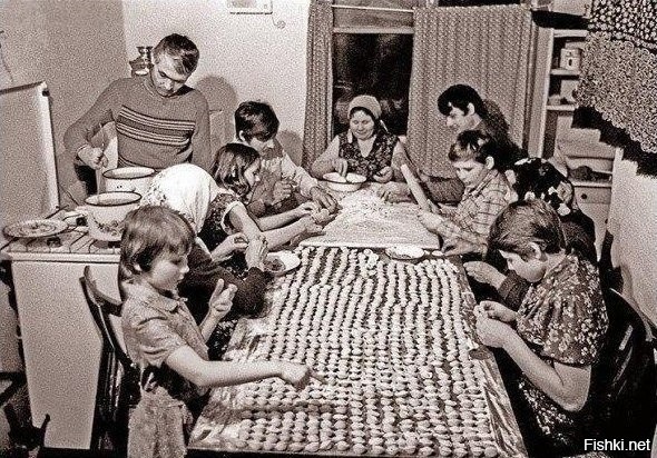 Лепка пельменей всей семьей