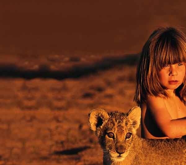 Почти как Маугли: детство маленькой девочки проходит в окружении диких животных в Африке