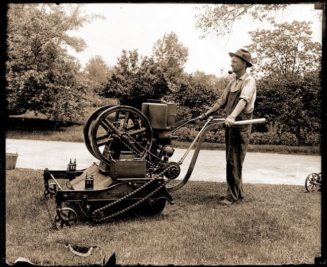 Первая газонокосилка появилась в 1918 году в Ботаническом саду Миссури. Она работала на бензине и была снабжена водной системой охлаждения