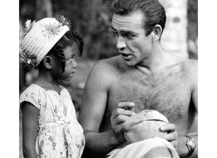 Шон Коннери ставит автограф на кокосе для ямайской девочки во время съемок "Доктора "Нет" в 1962 году.