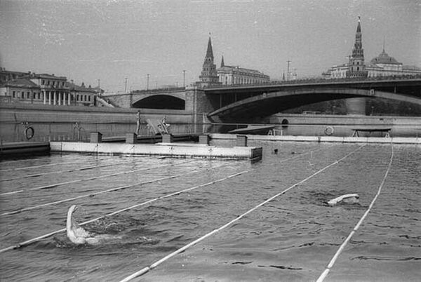 Чемпионат по плаванию около Кремля... Москва-река. 