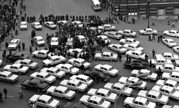 Акция протеста московских таксистов, 28 октября 1991 года, СССР  В тот день московские таксисты перекрыли Тверскую улицу в Москве, выступая против азербайджанской мафии, которая поделила Москву на зоны влияния.