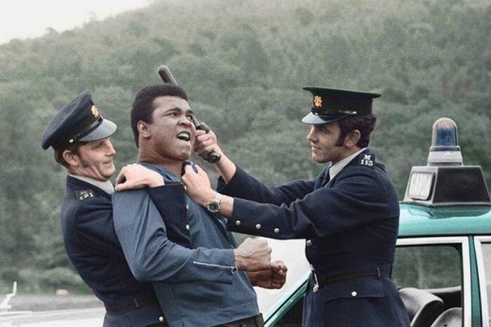 Мохаммед Али фотографируется с двумя ирландскими полицейскими, 1972 год