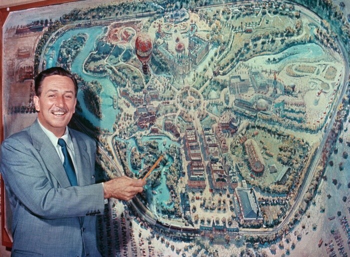 олт Дисней перед эскизом первого в мире Диснейлэнда, 1954 год, США