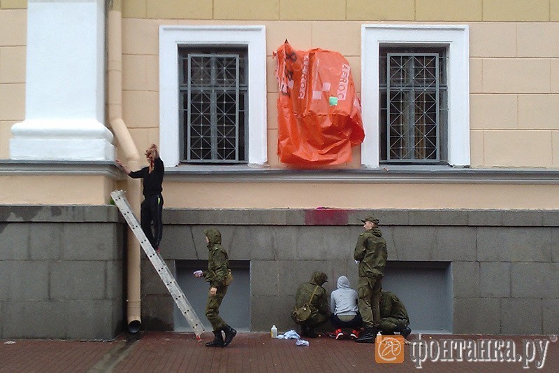 В оранжевом пакете