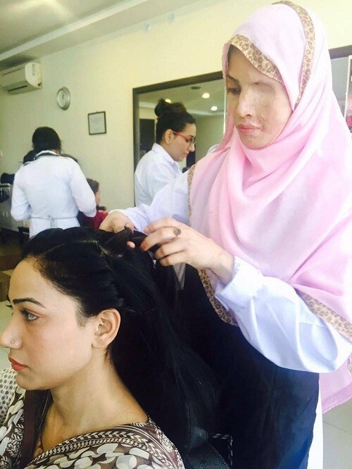 Владелица салонов красоты из Пакистана учит макияжу женщин, облитых кислотой