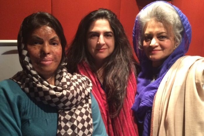 Владелица салонов красоты из Пакистана учит макияжу женщин, облитых кислотой