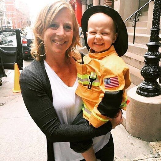 Больной раком ребенок стал почетным членом команды пожарных Нью-Йорка